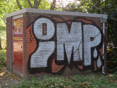 833326 Afbeelding van graffiti met de tekst 'IMP', op een elektriciteitshuisje aan de Neckardreef te Utrecht, bij de ...